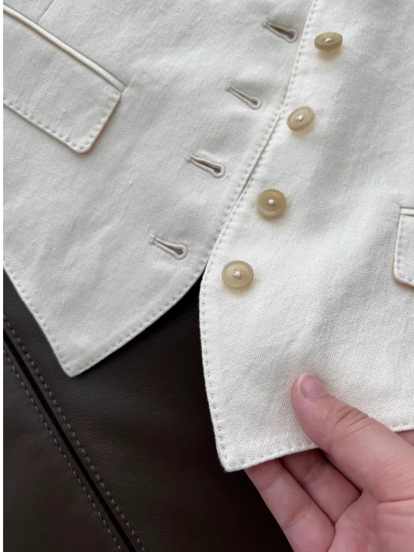 Damenweste und Hose mit weitem Bein